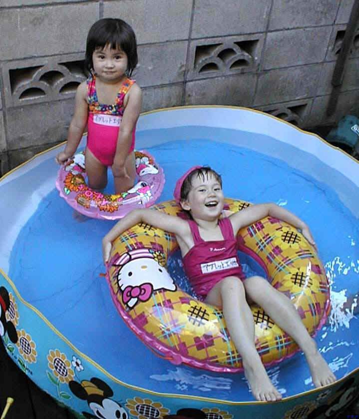 Erika__mizuki_in_the_pool_www.jpg (61588 bytes)